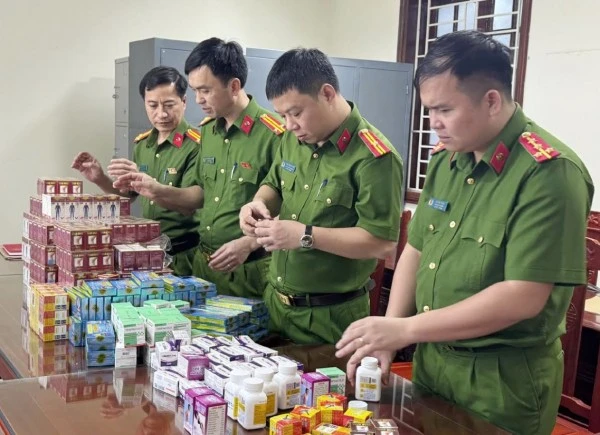 Lực lượng Công an kiểm tra số thuốc tân dược giả bị thu giữ.