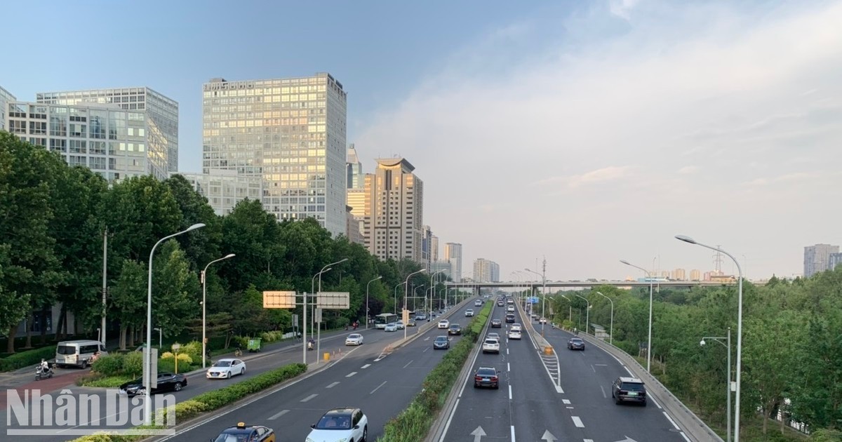 Ô-tô di chuyển trên đường phố Bắc Kinh. ndo-bl-20220531-oto-5764-6316.jpg
