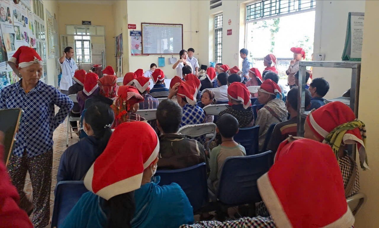 Hoạt động truyền thông, nâng cao nhận thức của người dân trong chăm sóc sức khỏe, vệ sinh môi trường được đẩy mạnh tại Trạm Y tế xã Thanh Bình (thị xã Sa Pa) z5729189471220-f6d9dc8cf5d13a34ff9d46a8efab49bb.jpg