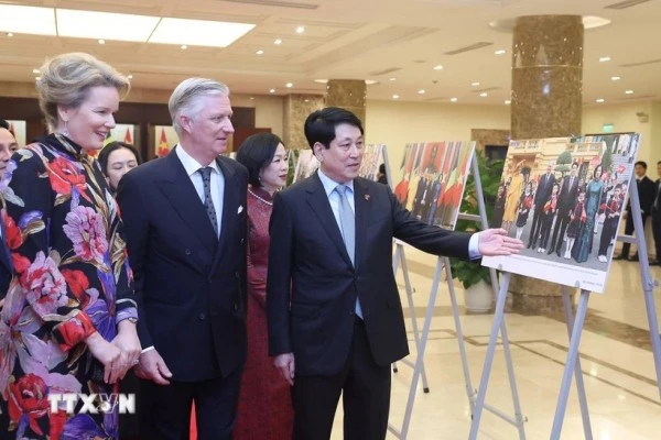 Chủ tịch nước Lương Cường và Phu nhân cùng Nhà Vua Vương quốc Bỉ Philippe và Hoàng hậu Mathilde tham quan Trưng bày ảnh về quan hệ hai nước do Thông tấn xã Việt Nam thực hiện.