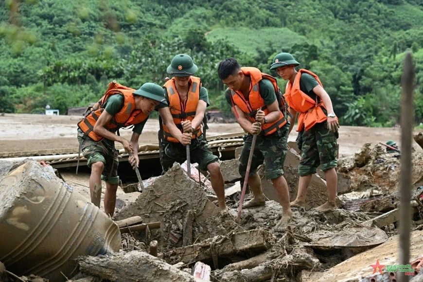 Cán bộ, chiến sĩ Sư đoàn 316 nỗ lực tìm kiếm người mất tích tại thôn Làng Nủ, xã Phúc Khánh (Bảo Yên, Lào Cai), tháng 9-2024.