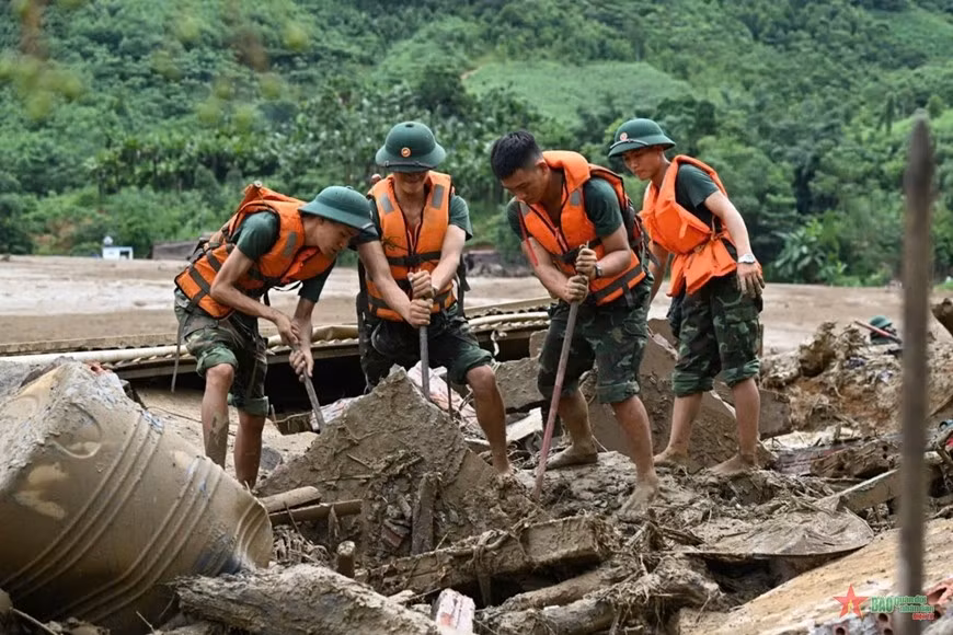 Cán bộ, chiến sĩ Sư đoàn 316 nỗ lực tìm kiếm người mất tích tại thôn Làng Nủ, xã Phúc Khánh (Bảo Yên, Lào Cai), tháng 9-2024.