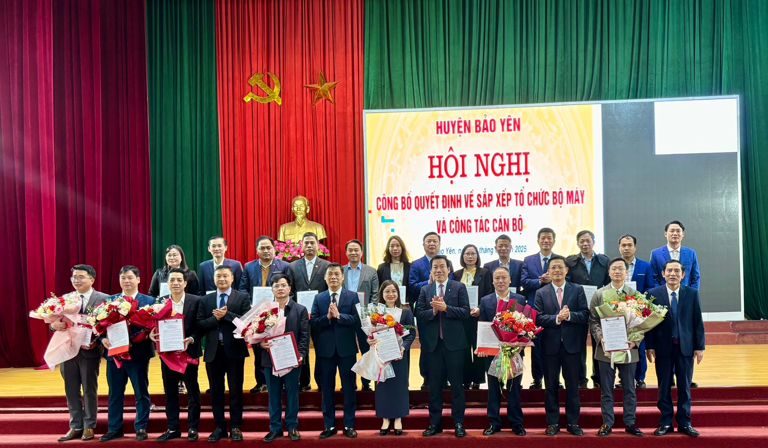 Trao quyết định, tặng hoa chúc mừng các cá nhân được bổ nhiệm.