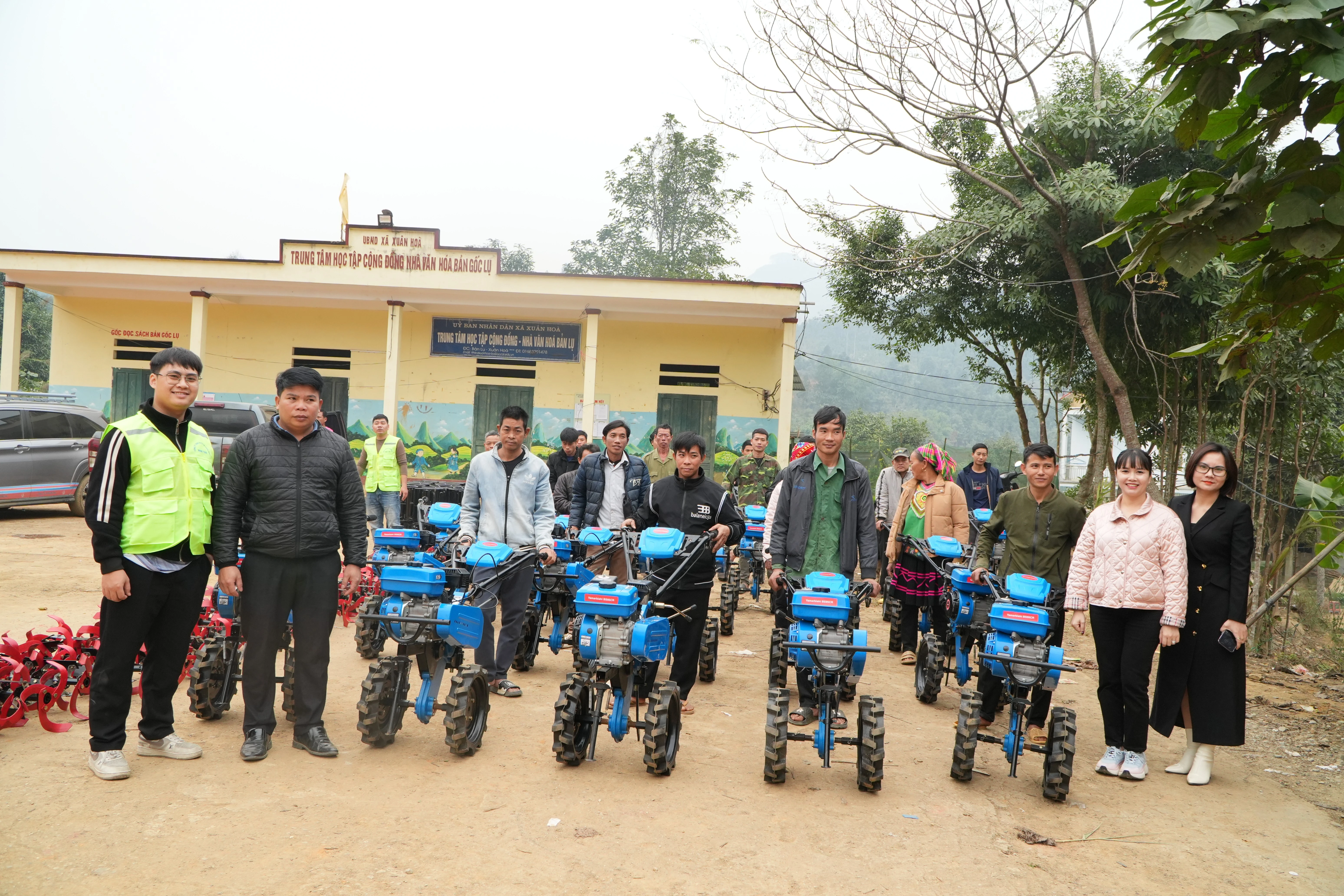 trao-tang-san-pham-may-nong-nghiep-tai-xa-xuan-hoa-1.jpg