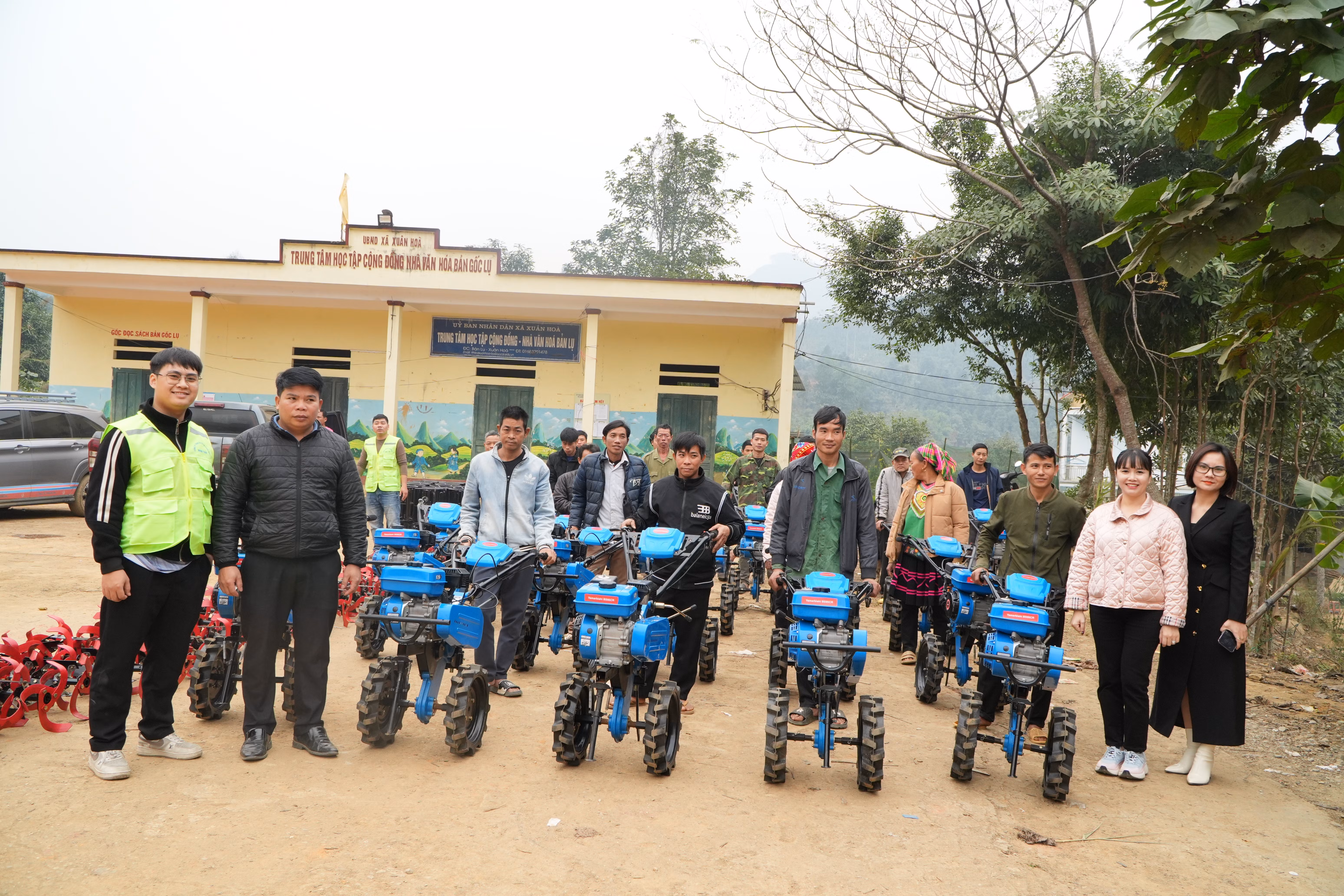 trao-tang-san-pham-may-nong-nghiep-tai-xa-xuan-hoa-1.jpg