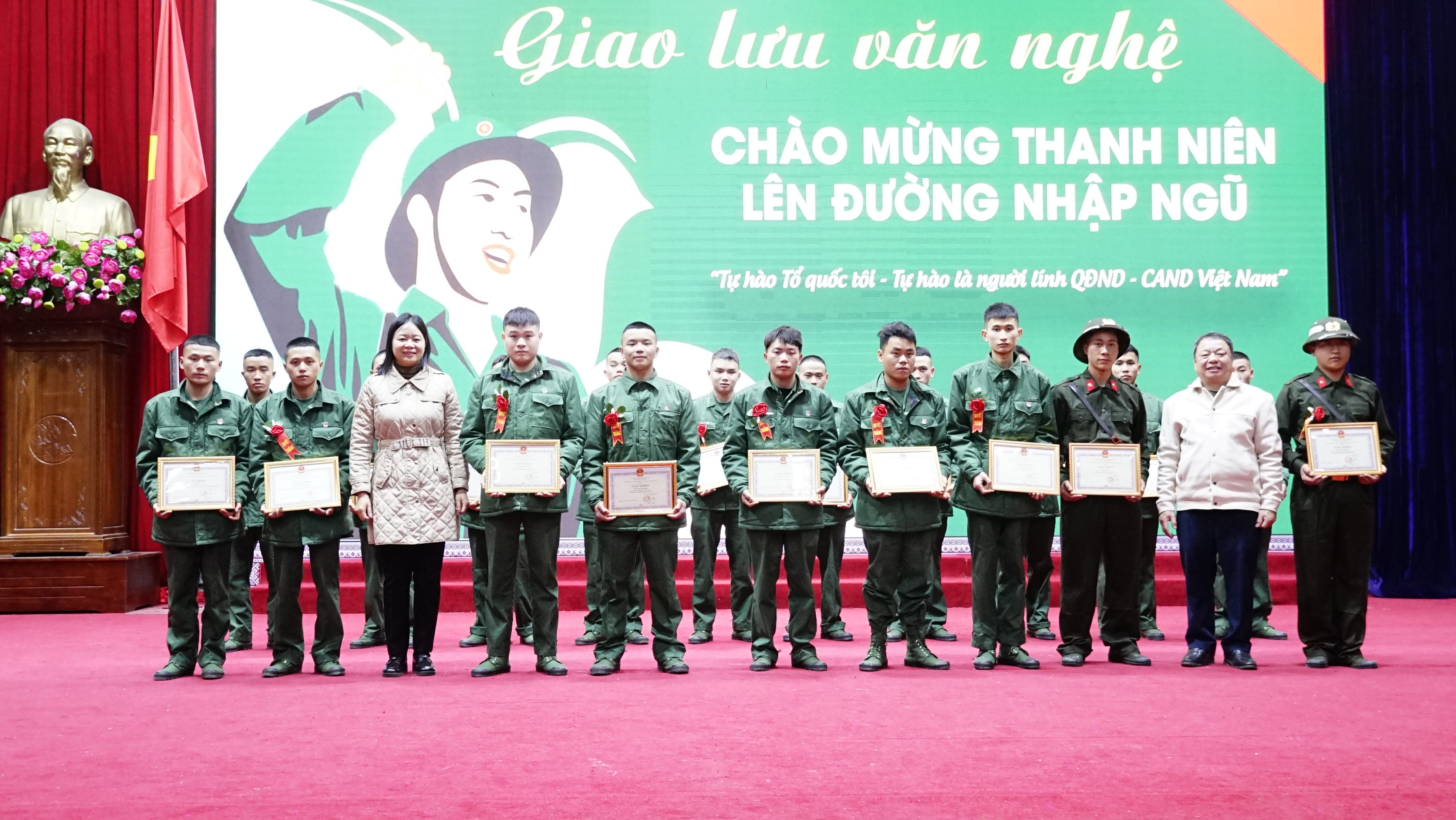 Trao Giấy khen cho 84 tân binh tình nguyện viết đơn lên đường nhập ngũ. dsc8190.jpg