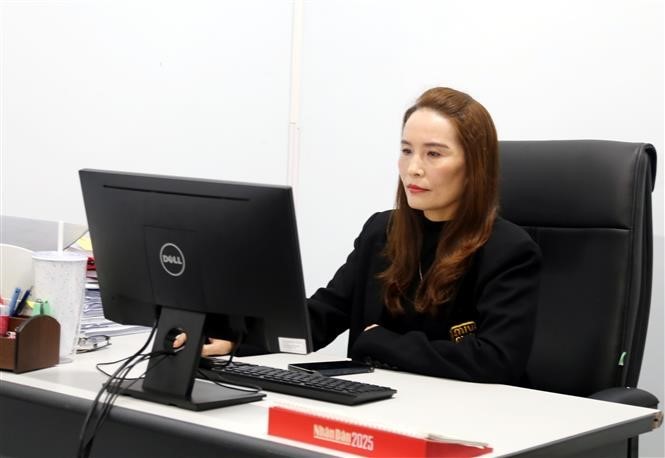 Bà Đinh Thị Minh Thu, Phó Trưởng Ban Dân Vận Huyện ủy Minh Hóa tự nguyện nghỉ hưu trước tuổi 8 năm để việc tinh gọn bộ máy diễn ra thuận lợi, hiệu quả. Ảnh: Tá Chuyên/TTXVN Bà Đinh Thị Minh Thu, Phó Trưởng Ban Dân Vận Huyện ủy Minh Hóa tự nguyện nghỉ hưu trước tuổi 8 năm để việc tinh gọn bộ máy diễn ra thuận lợi, hiệu quả. Ảnh: Tá Chuyên/TTXVN