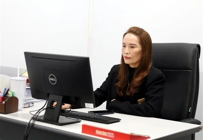 Bà Đinh Thị Minh Thu, Phó Trưởng Ban Dân Vận Huyện ủy Minh Hóa tự nguyện nghỉ hưu trước tuổi 8 năm để việc tinh gọn bộ máy diễn ra thuận lợi, hiệu quả. Ảnh: Tá Chuyên/TTXVN