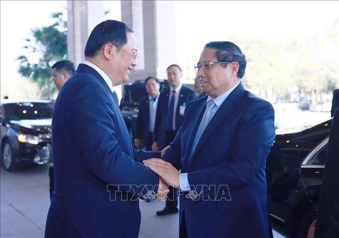 Thủ tướng Lào Sonexay Siphandone đón Thủ tướng Phạm Minh Chính đến dự Hội nghị Hợp tác đầu tư Việt Nam - Lào 2025. Ảnh: Dương Giang/TTXVN