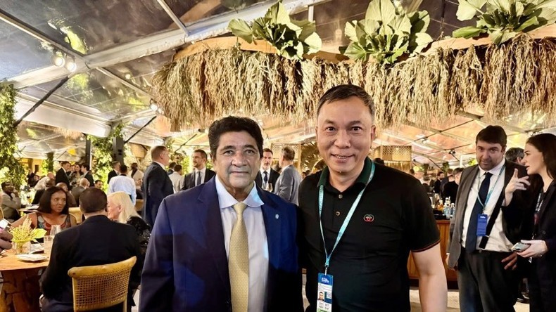 Chủ tịch VFF Trần Quốc Tuấn (phải) và Chủ tịch Liên đoàn Bóng đá Brazil Ednaldo Rodrigues. Chủ tịch VFF Trần Quốc Tuấn (phải) và Chủ tịch Liên đoàn Bóng đá Brazil Ednaldo Rodrigues.