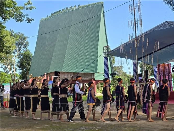 Đa phần người dân tộc thiểu số không mặn mà với việc sinh hoạt cộng đồng tại nhà Rông được xây bằng các vật liệu hiện đại như gạch, đá, mái lợp tôn. Ảnh: Khoa Chương/TTXVN