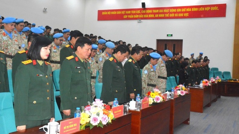 Các đại biểu dành phút mặc niệm tưởng nhớ Thượng tướng Nguyễn Chí Vịnh. Các đại biểu dành phút mặc niệm tưởng nhớ Thượng tướng Nguyễn Chí Vịnh.
