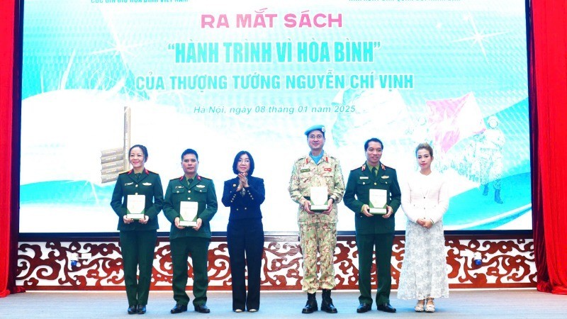 Đại diện gia đình Thượng tướng Nguyễn Chí Vịnh tặng sách cho các cơ quan, đơn vị trong quân đội. z6207834818189-65d0ba26522e4dc3931c4f056f80124a-8166-5947-9312-5632.jpg