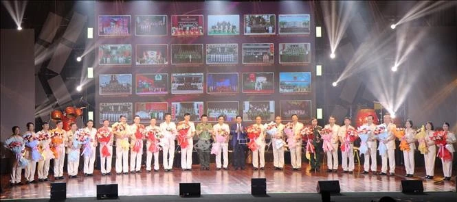 Ban tổ chức trao cờ lưu niệm cho các đoàn tham gia hội diễn.