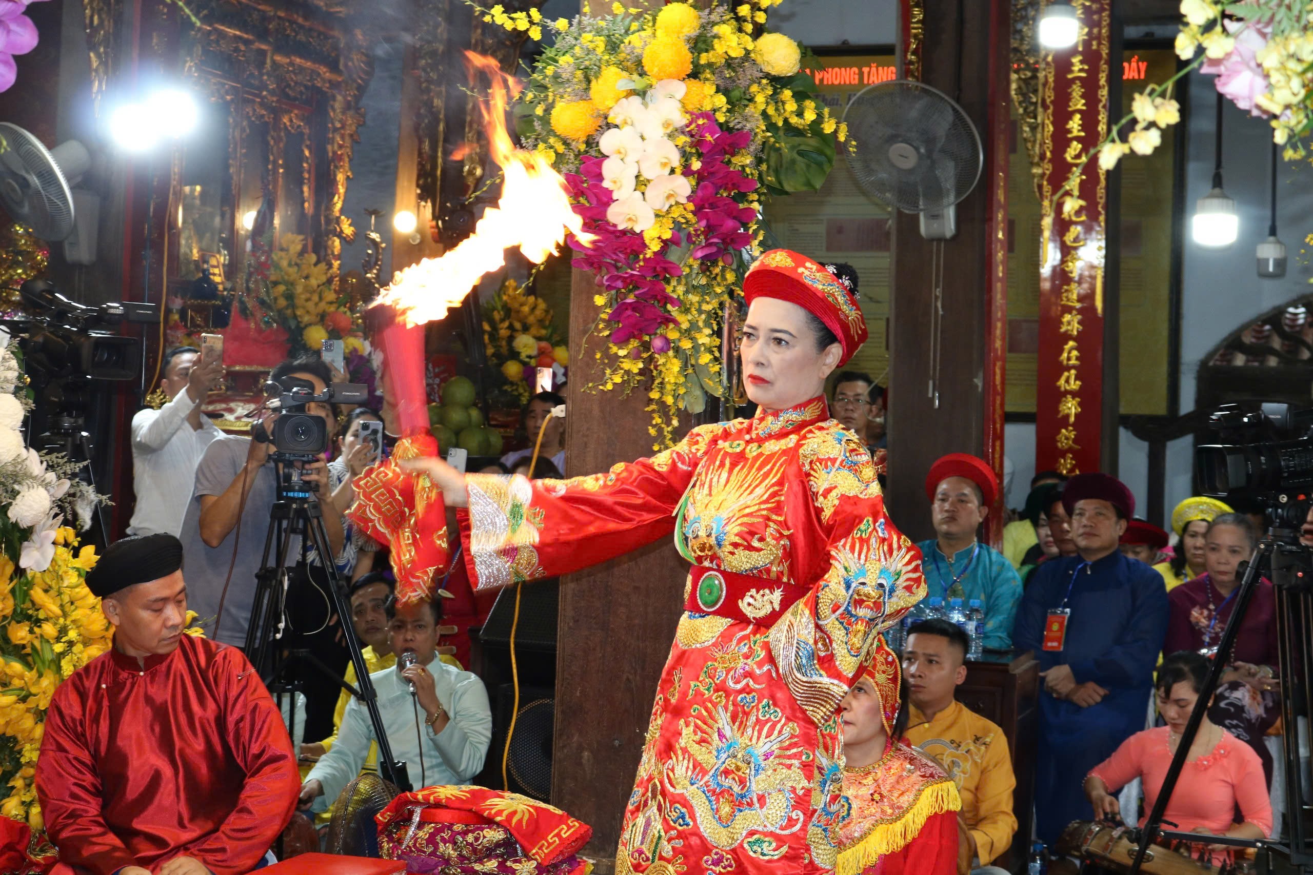 Nghệ nhân ưu tú Trần Thị Huệ, Thủ nhang phủ chính Phủ Dầy thực hành tín ngưỡng thờ Mẫu Tam phủ. b9.jpg