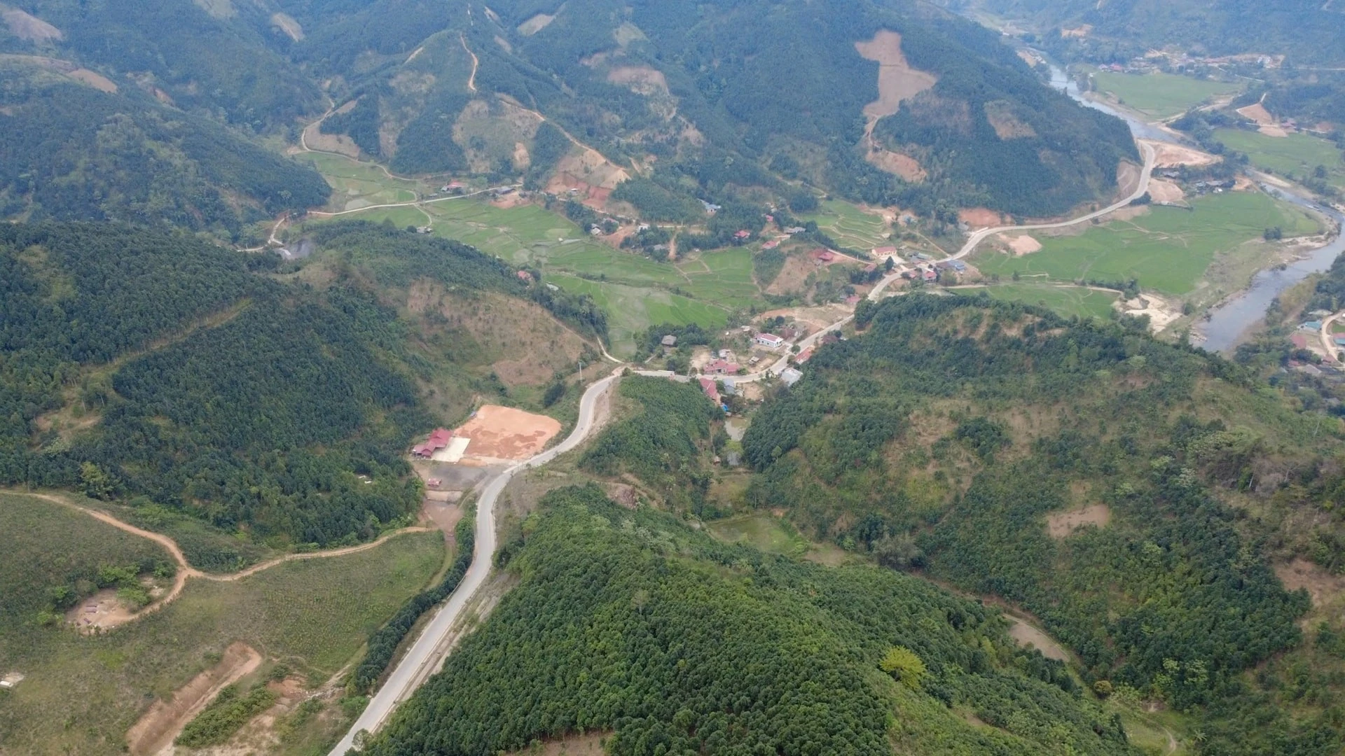 Theo thiết kế, tuyến đường có quy mô cấp IV miền núi với tổng chiều dài 43,5 km. Ảnh: Tuấn Trung.