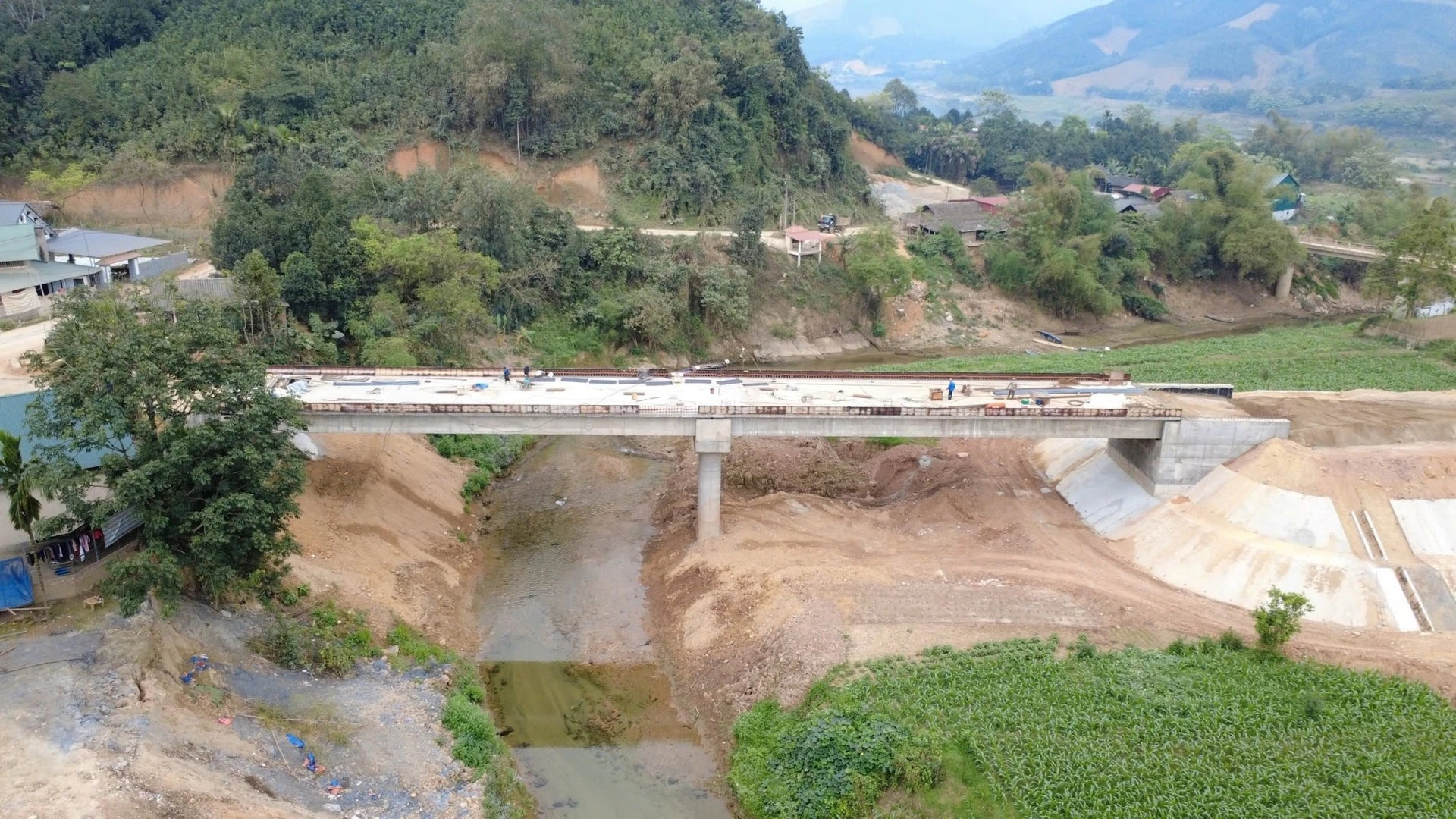 Những cây cầu bắc qua suối đã được triển khai, thông tuyến. Ảnh: Tuấn Trung.