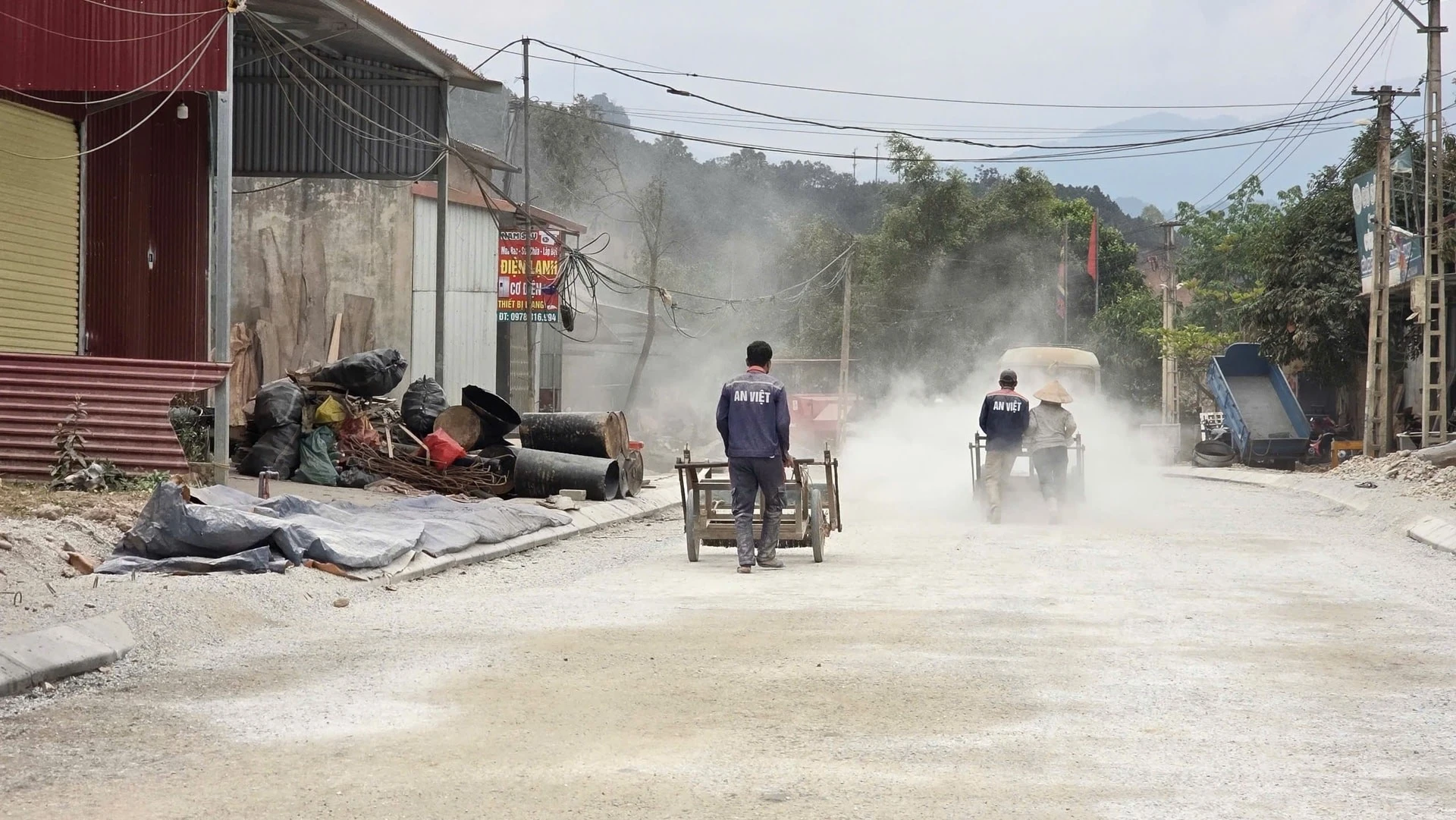 Các công nhân vẫn hăng say làm việc trong dịp lễ 30-4 và 1-5/ Ảnh: Tuấn Trung.