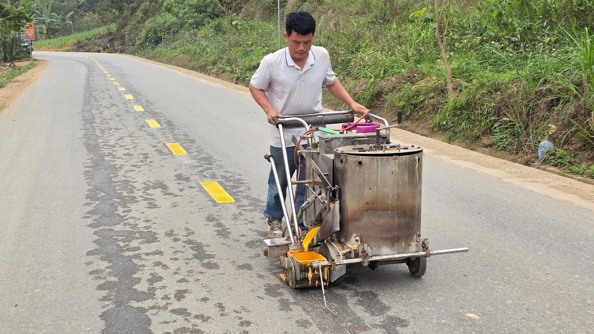 Và tiến hành kẻ sơn đường. Ảnh: Tuấn Trung.