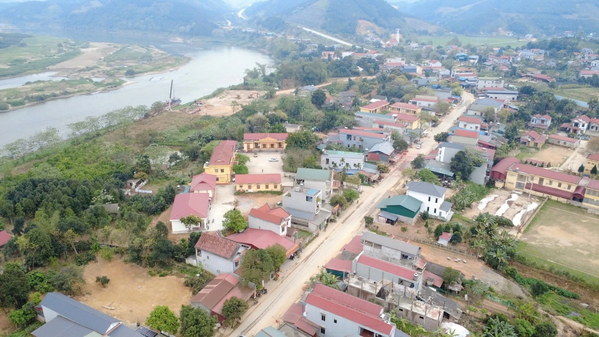 Hiện nay tuyến đường đã thành hình, những công đoạn hoàn thiện cuối cùng đang được triển khai, dự kiến hoàn thành trong tháng 12/2025. Ảnh: Tuấn Trung.