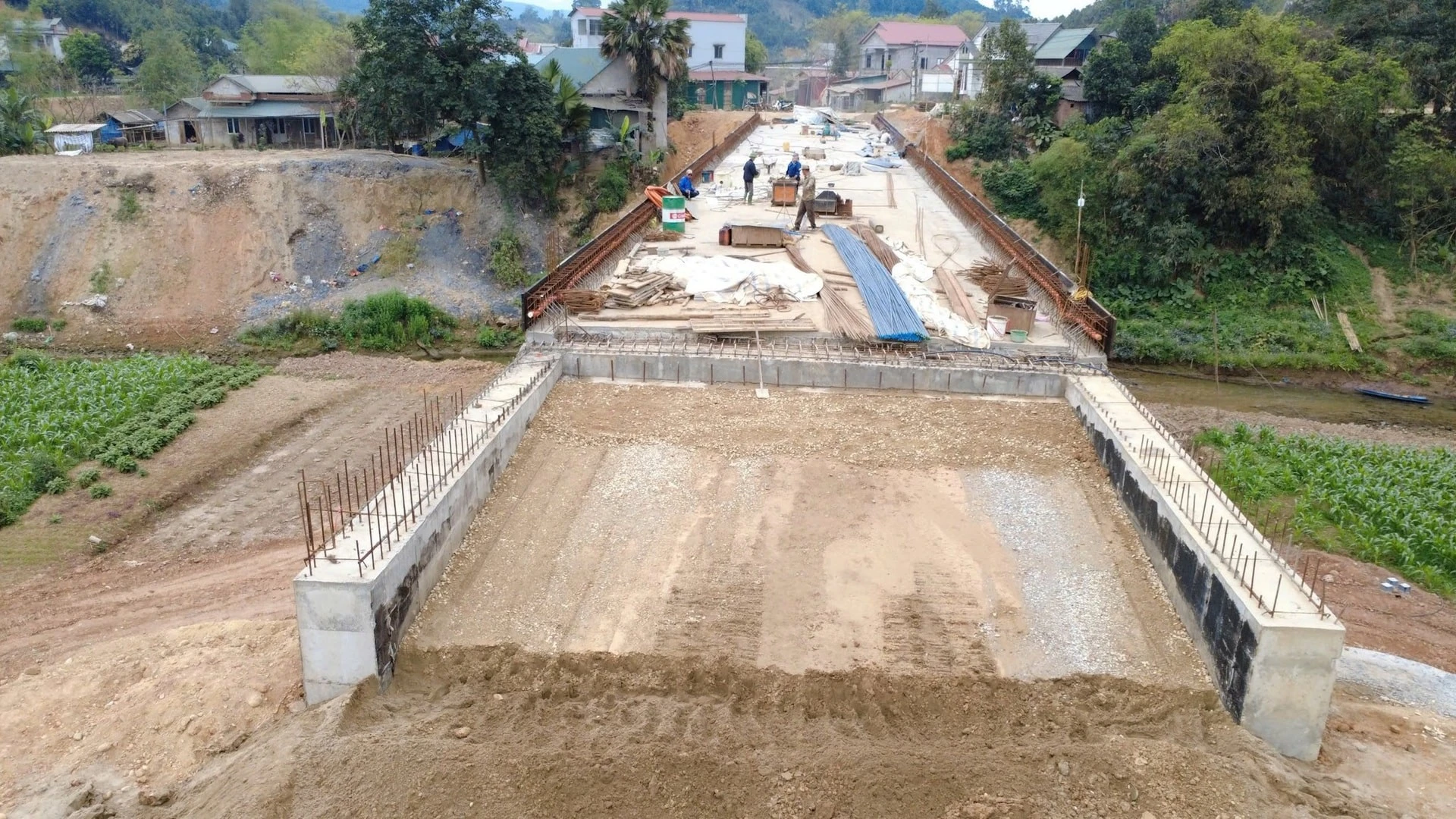 Theo chủ đầu tư, dự án có 5 gói thầu xây lắp, hiện tổng khối lượng đạt trên 372,6 tỷ đồng, ước đạt 74,8% giá trị hợp đồng. Ảnh: Tuấn Trung.