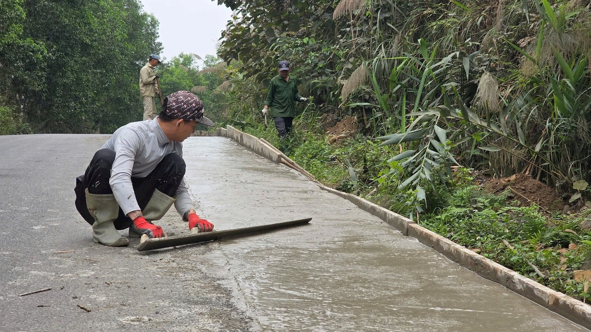 Mặt đường đã được thảm. Ảnh: Tuấn Trung.