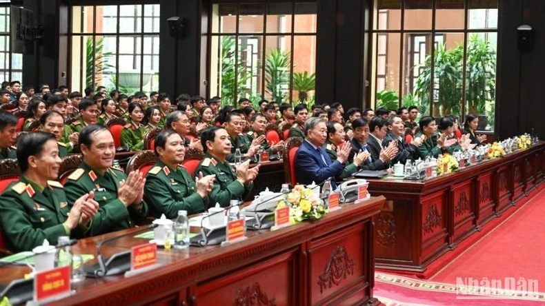 Tổng Bí thư Tô Lâm cùng các đồng chí lãnh đạo Đảng, Nhà nước và các đại biểu dự gặp mặt. (Ảnh: DUY LINH)