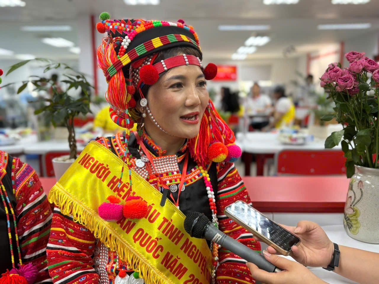 Ms. Ly Nhu Pa, a Ha Nhi ethnic, Lai Chau is one of 100 outstanding blood donors honored. Chị Lỳ Nhù Pa, người dân tộc Hà Nhì, Lai Châu là một trong 100 người hiến máu tiêu biểu được tôn vinh.