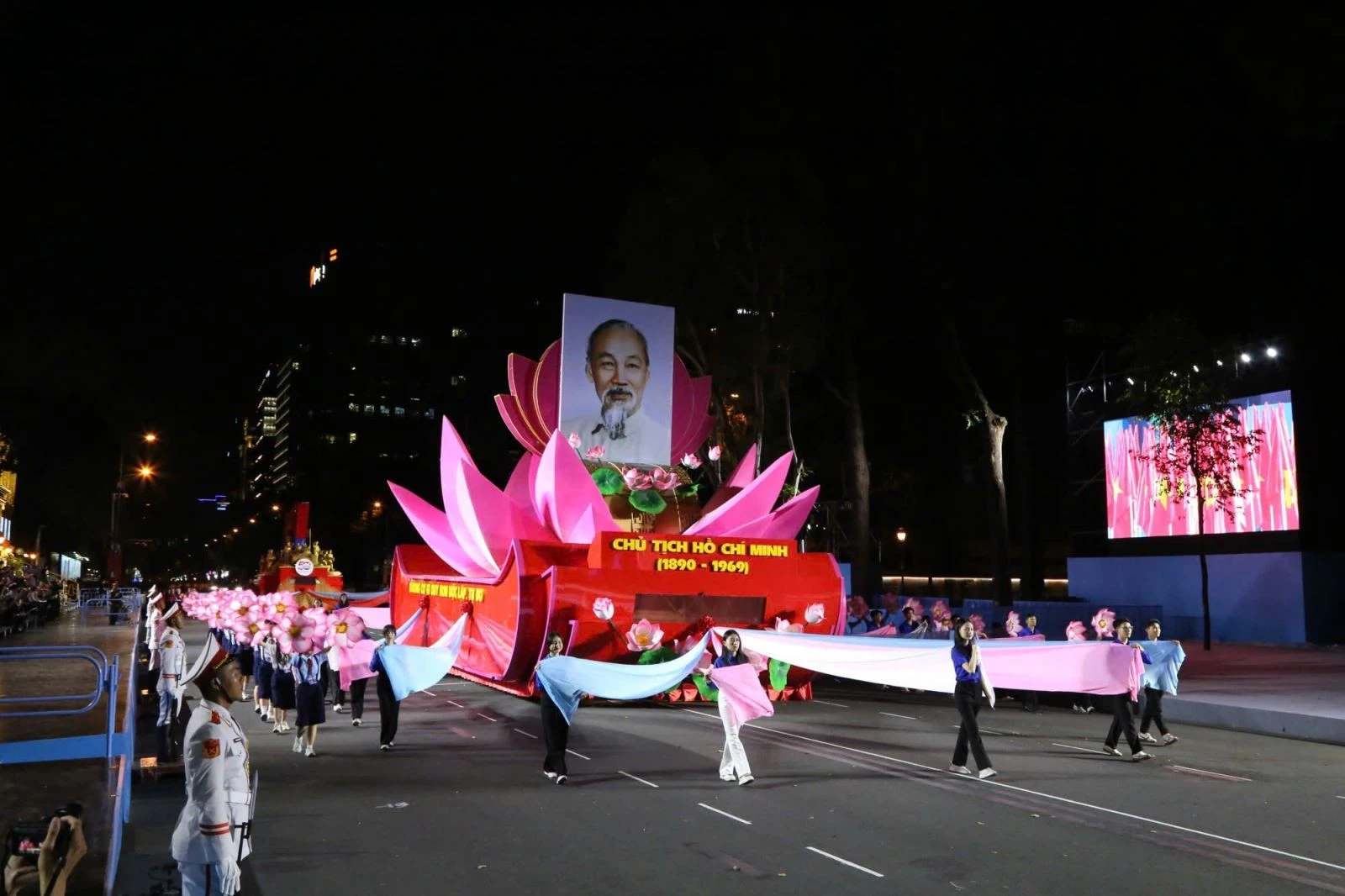 Khối xe chở theo ảnh Bác Hồ.