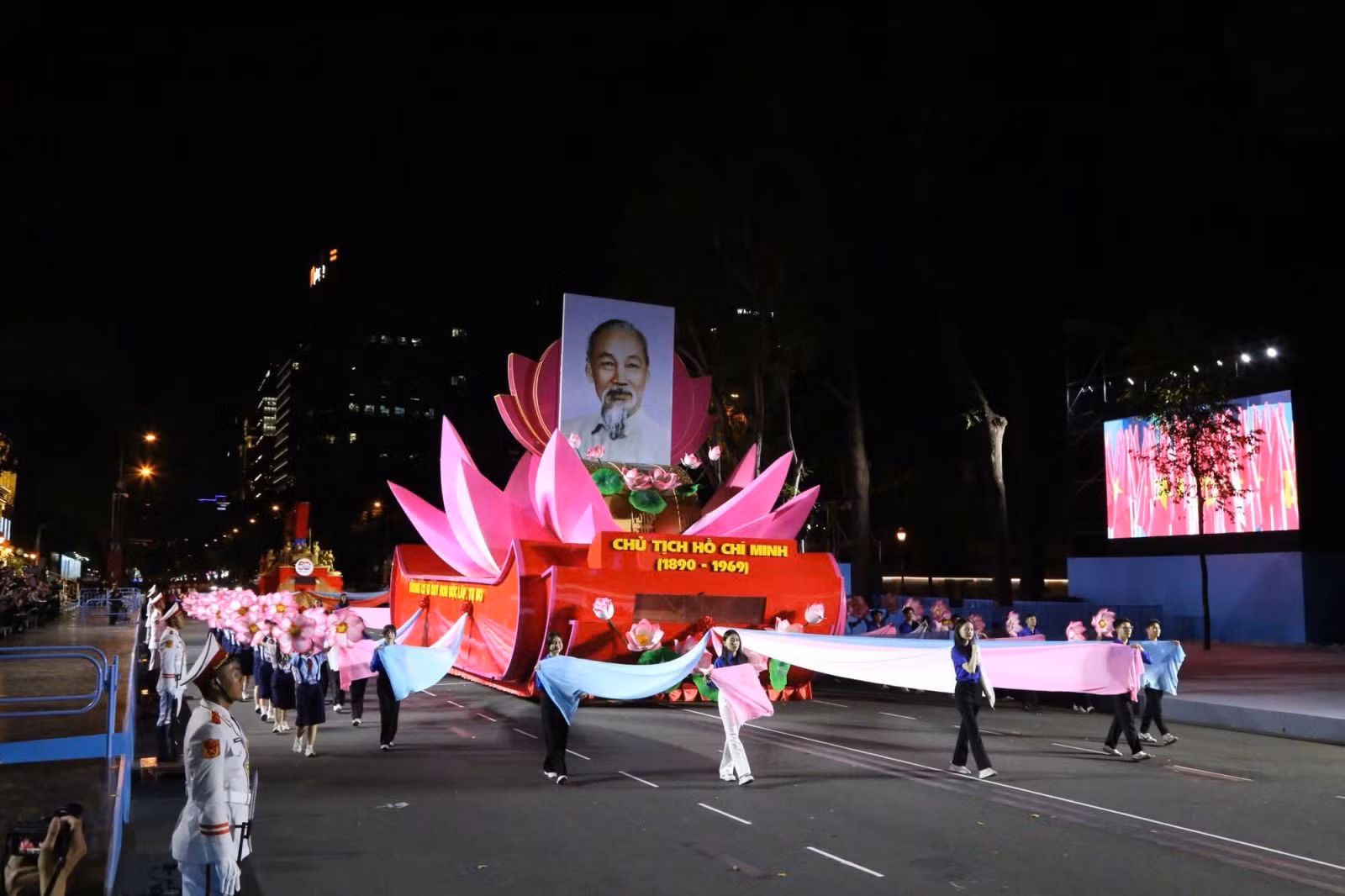 Khối xe chở theo ảnh Bác Hồ.