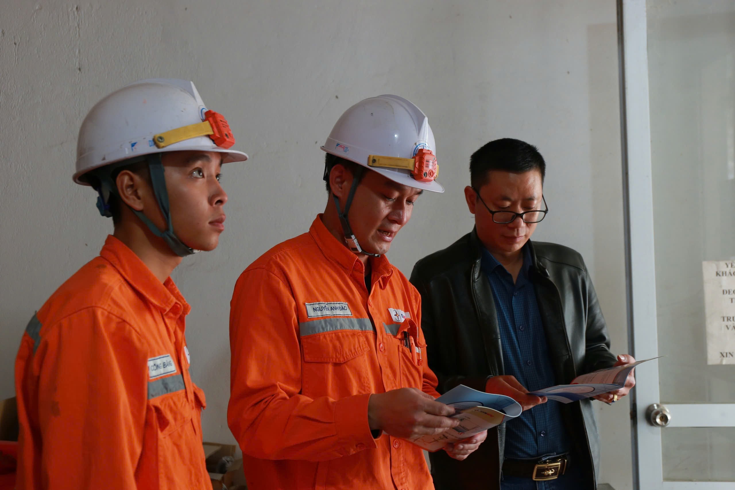 Công nhân Điện lực Mường Khương tuyên truyền an toàn, tiết kiệm điện cho khách hàng sản xuất. z6516669688801-84d0cd3f04e250bacee222f298adc852.jpg
