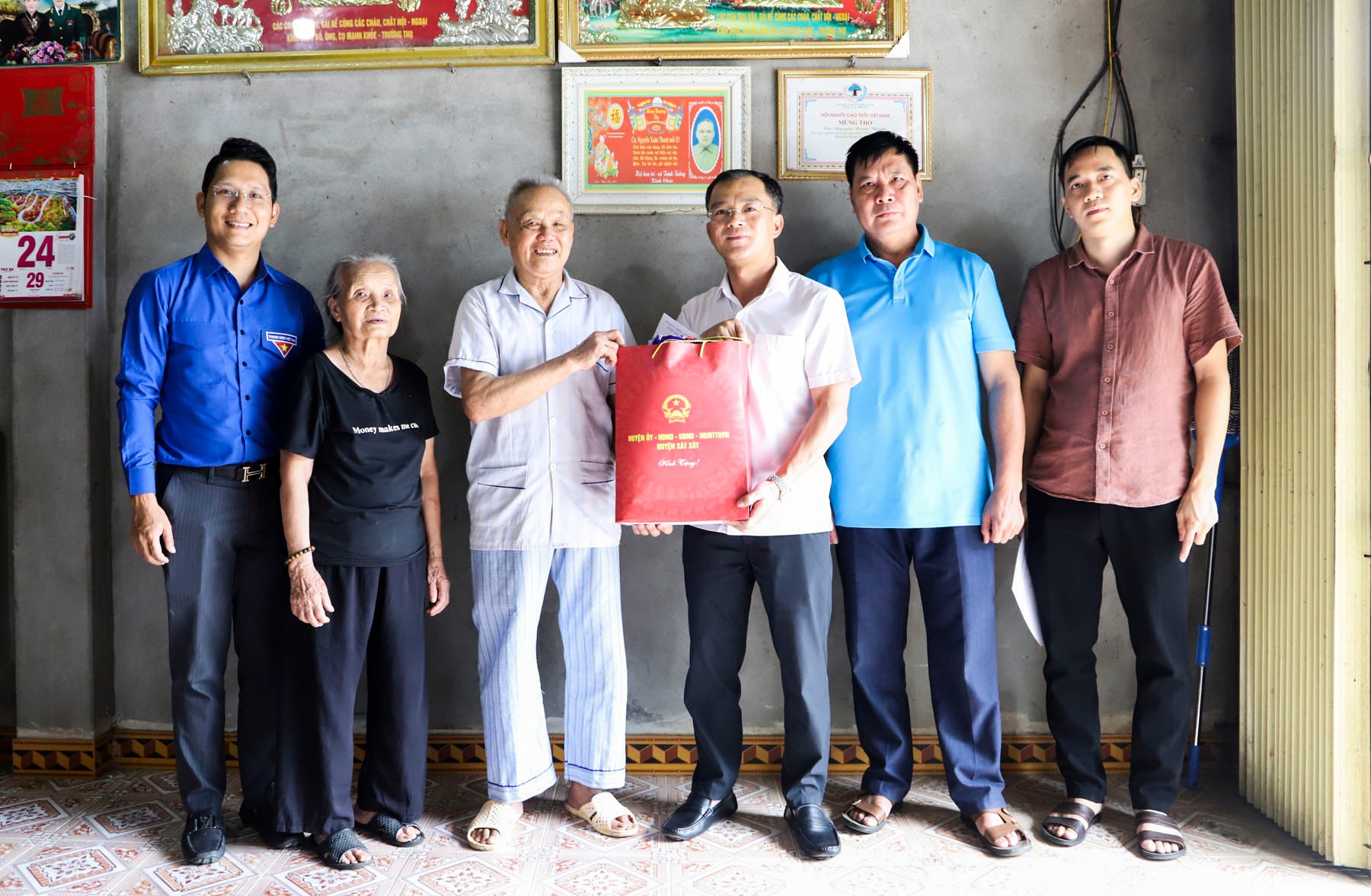 Chủ tịch UBND huyện Nguyễn Thế Tài và đoàn công tác tặng quà ông Nguyễn Xuân Thanh ở xã Trịnh Tường. tang-qua-cho-ong-nguyen-xuanthanh-xa-trinh-tuong.jpg