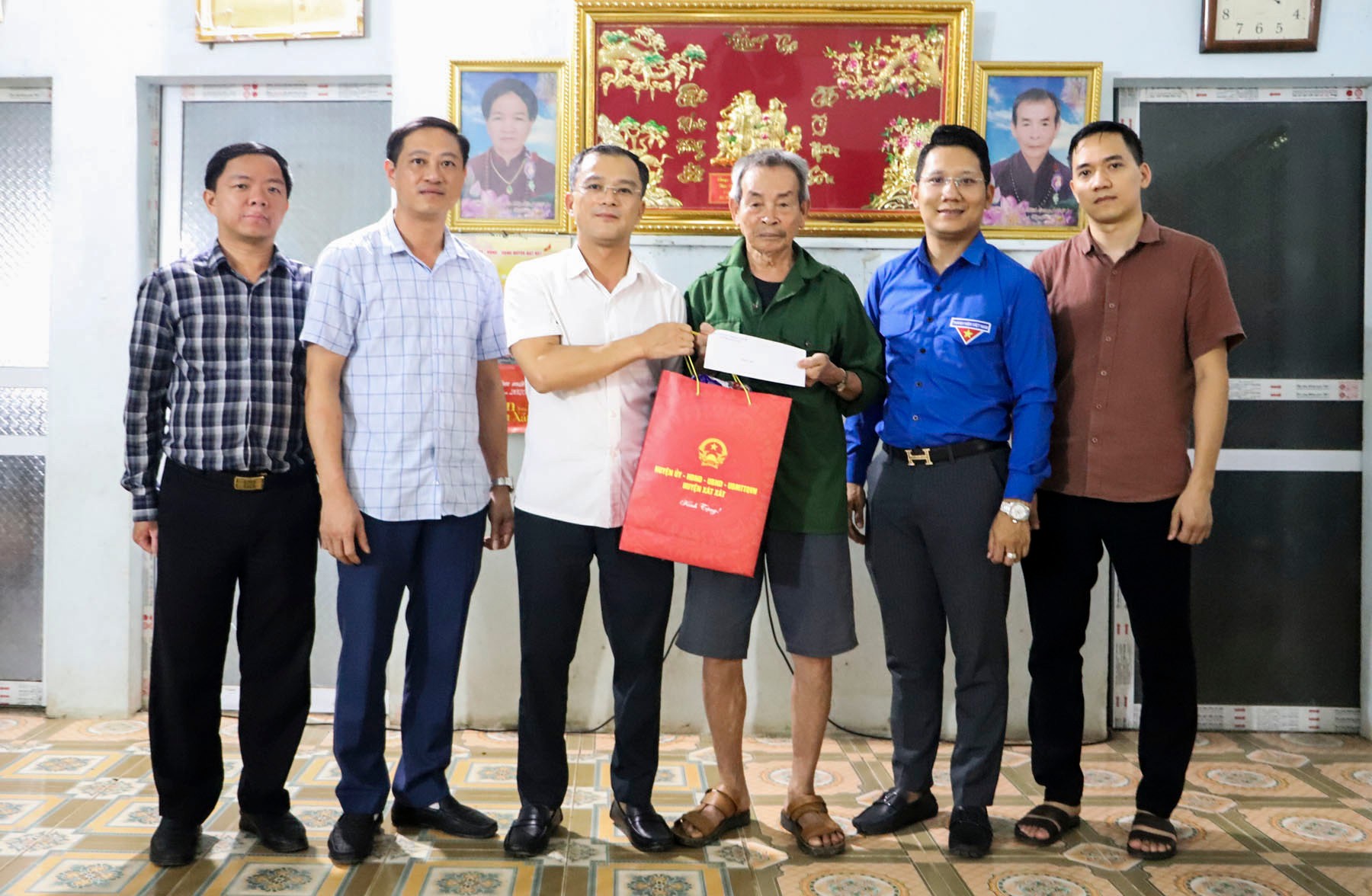 Đoàn công tác do đồng chí Nguyễn Thế Tài, Chủ tịch UBND huyện làm trưởng đoàn tặng quà ông Trần Biên Cương ở thôn Bầu Bàng, xã Cốc Mỳ. tang-qua-cho-ong-tran-bien-cuong-thon-bau-bang-xa-coc-my.jpg