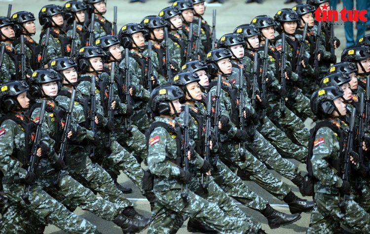 Khối nữ Cảnh sát đặc nhiệm.