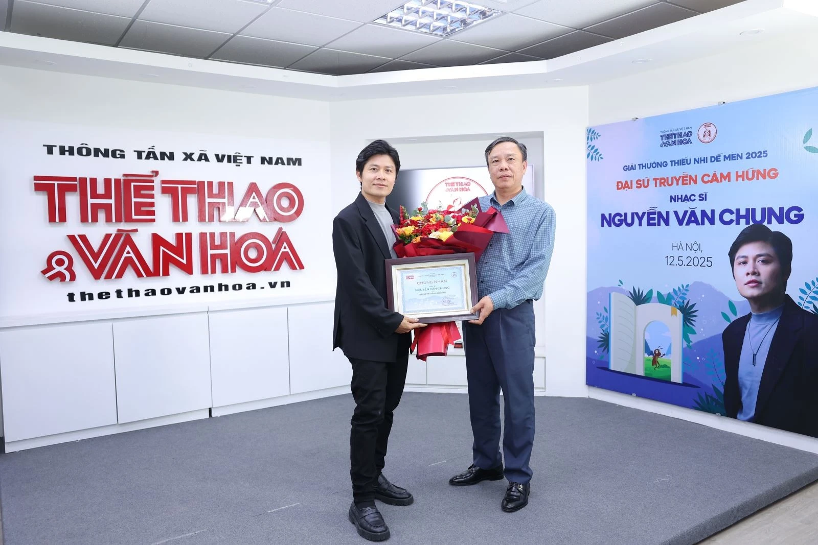 Ông Nguyễn Thiện Thuật, Tổng biên tập Báo Thể thao và Văn hóa trao Bằng chứng nhận Đại sứ truyền cảm hứng cho nhạc sĩ Nguyễn Văn Chung.