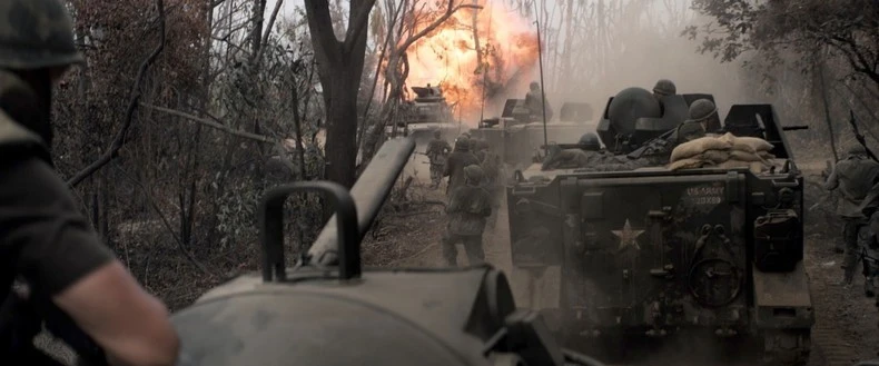 Phim được đầu tư công phu về bối cảnh, trang thiết bị, vũ khí, khí tài...