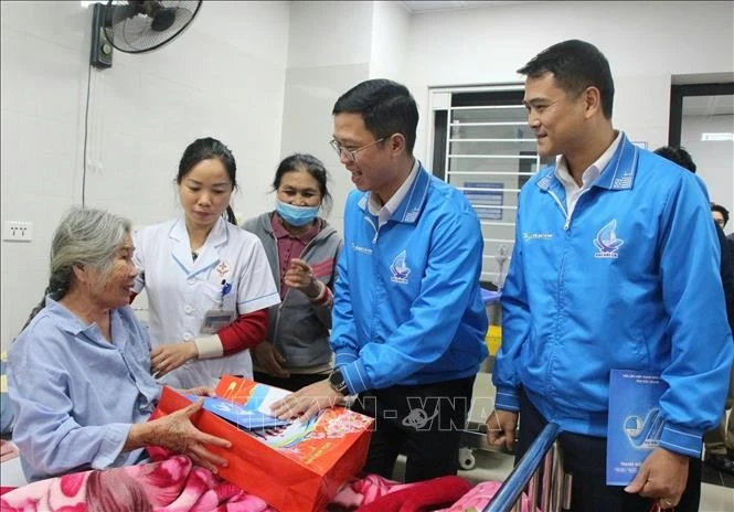 Lãnh đạo Tỉnh đoàn, Hội LHTN tỉnh Bắc Giang trao quà cho bệnh nhân. Ảnh: Đồng Thúy/TTXVN