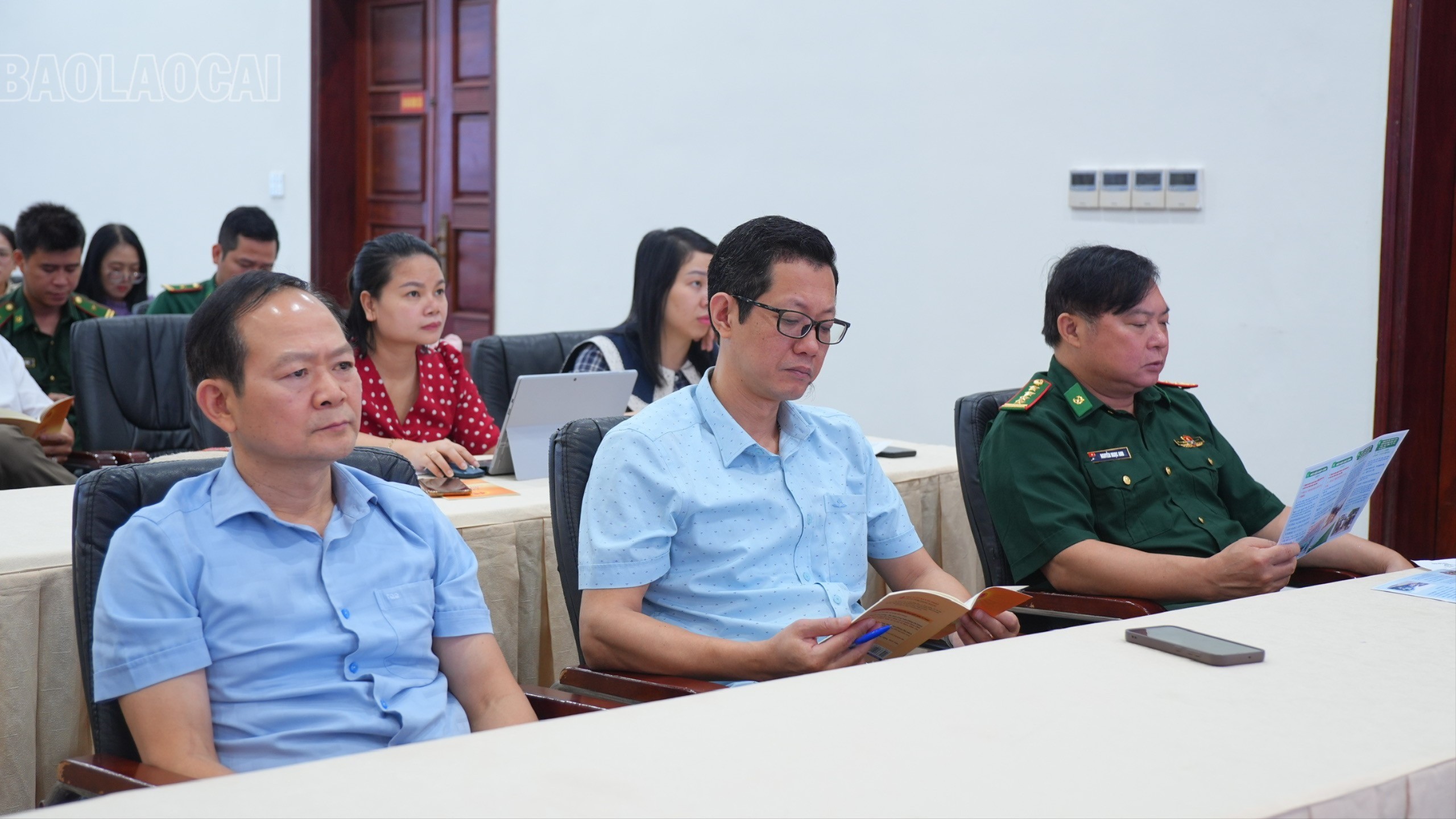 Các đại biểu được truyền đạt nhiều văn bản pháp luật quan trọng trong tình hình mới. pl-02.jpg