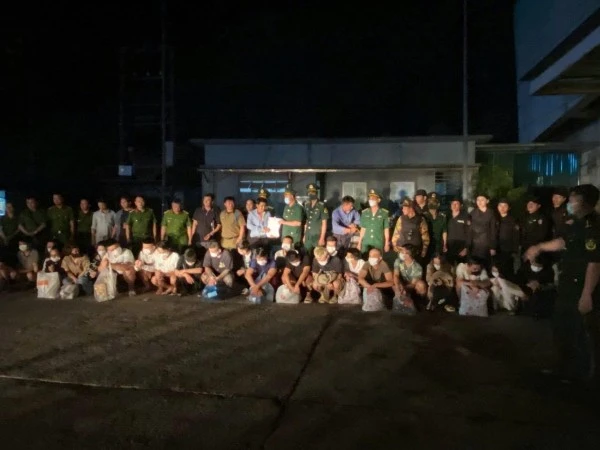 Các đối tượng được Bộ Công an Lào bàn giao cho Công an Việt Nam.