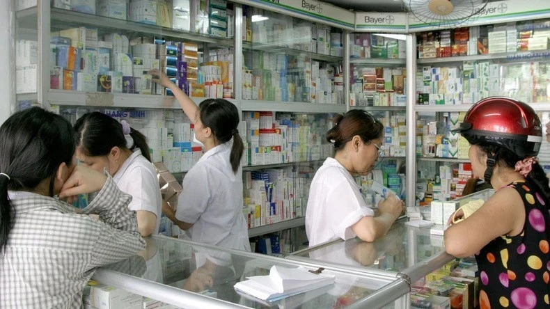 Theo Bộ trưởng Y tế Đào Hồng Lan, thị trường dược phẩm hiện nay vẫn đang được duy trì bình ổn, không có hiện tượng đầu cơ tích trữ, găm hàng đẩy giá lên cao.