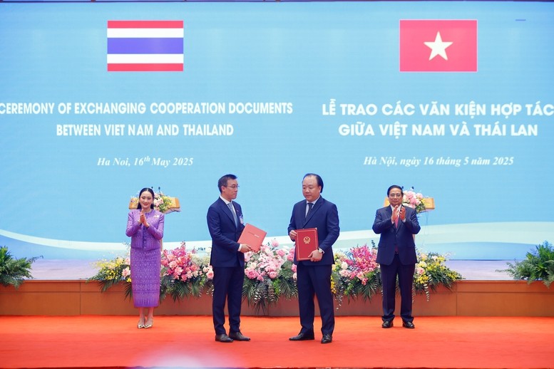 Thủ tướng Phạm Minh Chính và Thủ tướng Thái Lan Paetongtarn Shinawatra chứng kiến trao Chương trình hợp tác giữa Cục Quản lý và Phát triển thị trường trong nước, Vụ Phát triển thị trường nước ngoài - Bộ Công Thương Việt Nam với Tập đoàn Central (Thái Lan) giai đoạn 2026-2028 - Ảnh: VGP/Nhật Bắc