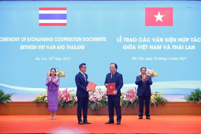 Thủ tướng Phạm Minh Chính và Thủ tướng Thái Lan Paetongtarn Shinawatra chứng kiến trao Chương trình hợp tác giữa Cục Quản lý và Phát triển thị trường trong nước, Vụ Phát triển thị trường nước ngoài - Bộ Công Thương Việt Nam với Tập đoàn Central (Thái Lan) giai đoạn 2026-2028 - Ảnh: VGP/Nhật Bắc