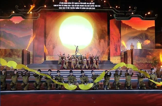 Toàn cảnh Lễ đón nhận Bằng xếp hạng Di tích quốc gia đặc biệt cho Cụm di tích Từ Lương Xâm - Căn cứ bản doanh của Ngô Quyền năm 938 và khai mạc Lễ hội truyền thống Từ Lương Xâm 2025.