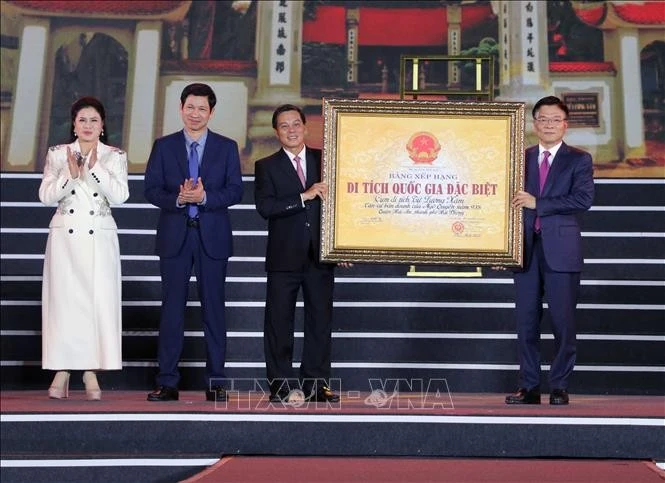 Ông Lê Thành Long, Phó Thủ tướng Chính phủ trao Bằng xếp hạng Di tích quốc gia đặc biệt Cụm di tích Từ Lương Xâm - Căn cứ bản doanh của Ngô Quyền năm 938 cho TP Hải Phòng.