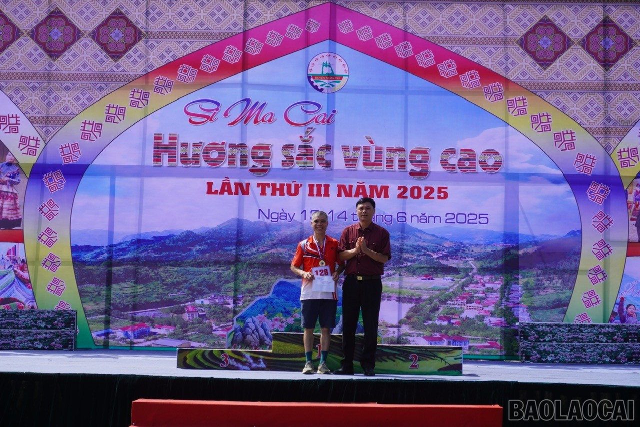 Trao giải cho các vận động viên đạt thành tích cao. baolaocai-br_a9c8ededba740e2a5765.jpg