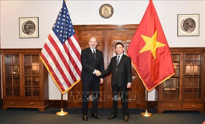 Phó Thủ tướng Hồ Đức Phớc và Bộ trưởng Thương mại Hoa Kỳ Howard Lutnick. Ảnh: Nguyễn Hồng Nguyên/PV TTXVN tại Hoa Kỳ