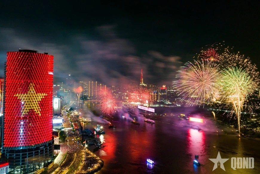 Pháo hoa rực rỡ nhìn từ góc bờ sông Sài Gòn.