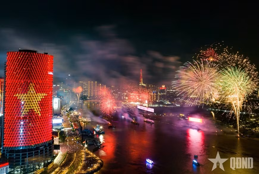 Pháo hoa rực rỡ nhìn từ góc bờ sông Sài Gòn.