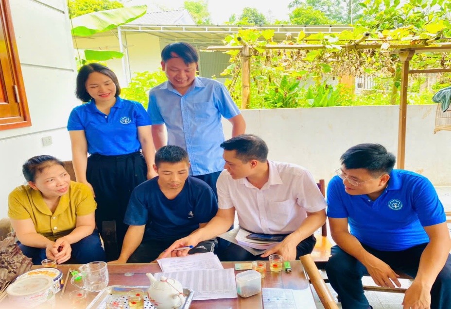 ណែនាំប្រជាជនឱ្យចុះឈ្មោះសម្រាប់ការធានារ៉ាប់រងសង្គមដោយស្ម័គ្រចិត្ត។ bh1.jpg