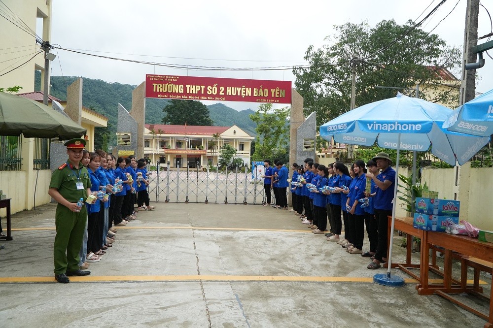 Lực lượng đoàn viên thanh niên tiếp sức cho các thí sinh dự thi. Lực lượng đoàn viên thanh niên tiếp sức cho các thí sinh dự thi.